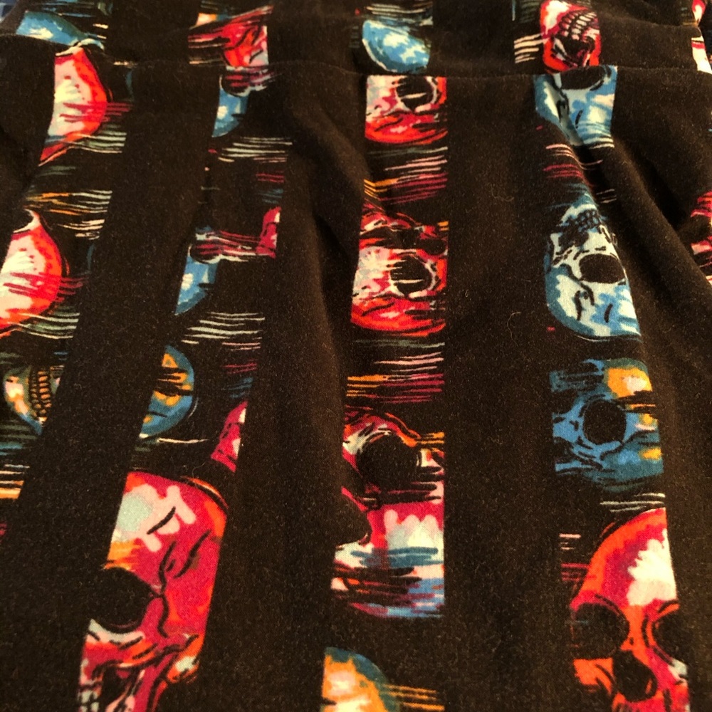 TC Lularoe skull leggings
